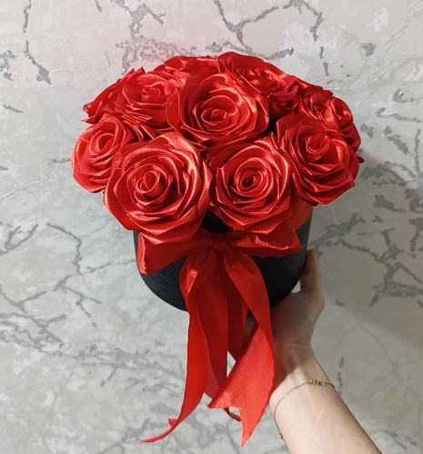 باکس گل رز روبانی 13 شاخه